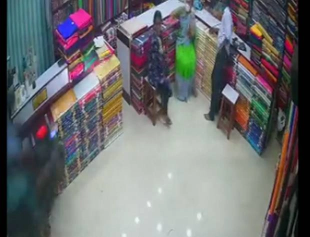 कपड़े की दुकान में घुसी बाइक, बाल-बाल बचे लोग, देखें वीडियो - Watch motorbike crashes into shop in Telangana