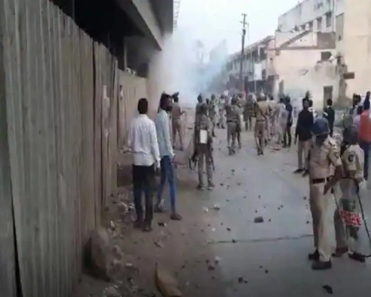 महाराष्ट्र के कई शहरों में हिंसा, पथराव में 2 पुलिसकर्मी घायल - Violence in many cities of Maharashtra