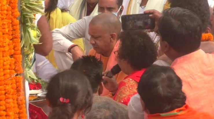 CM योगी ने काशी विश्वनाथ मंदिर में की मां अन्नपूर्णा देवी की प्राण-प्रतिष्ठा, सैकड़ों साल बाद कनाडा से मिली है वापस - Annapurna idol reaches Varanasi