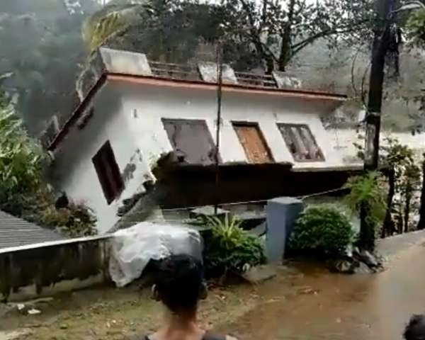 Weather Update: केरल में भारी बारिश के चलते 3 की मौत, कश्मीर में पारा शून्य से नीचे - 3 dead due to heavy rains in Kerala, mercury below zero in Kashmir