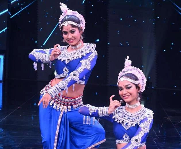 इंडियाज बेस्ट डांसर : 'शहर की लड़की' गाने पर कंटेस्टेंट अपेक्षा सुखेजा की जोरदार परफॉर्मेंस, सुनील शेट्टी बोले- 'शुद्ध हिंदुस्तान की लड़की' - Indias best dancer 2 apeksha sukheja suniel shetty karisma kapoor