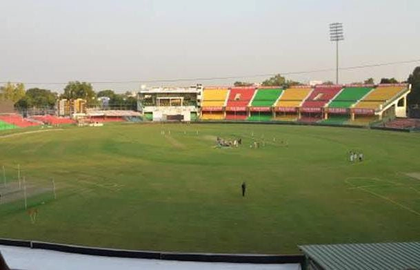 गेंद के उछाल को लेकर फिर विवादों में घिरी ग्रीनपार्क की पिच, यही रहा है इतिहास - Kanpur Green Park pitch again under scanner due to uneven bounce