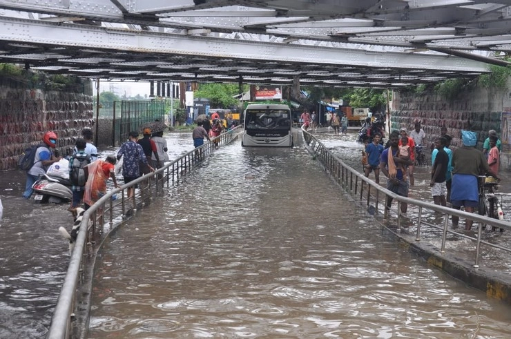 आफत की बारिश से डूबा चेन्नई, बाढ़ से बने हालातों ने खोली सरकार के दावों की पोल, मौसम विभाग ने दी चेतावनी - Rain created trouble in Chennai