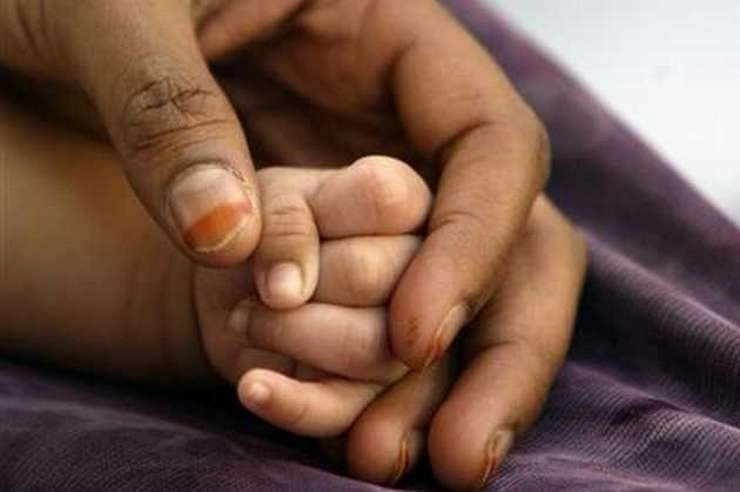 अद्भुत! 4 हाथ और 4 पैरों वाले बच्‍चे का हुआ जन्‍म, लोगों की लगी भीड़ - Baby born with 4 arms and 4 legs