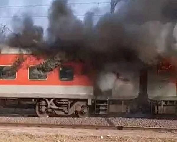 Maharashtra में बड़ा हादसा, अहमदनगर जा रही लोकल ट्रेन के 5 डिब्बों में लगी आग - Fire erupts in 5  coaches of train in Maharashtra
