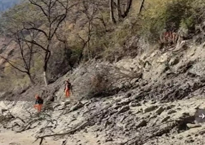 Uttarakhand के गांव में नीचे की ओर खिसक रहे घर, विशेषज्ञों ने मानव बस्ती के लिए बताया खतरा - Uttarakhand village has begun sliding downhill due to construction, seepage, warn geologists