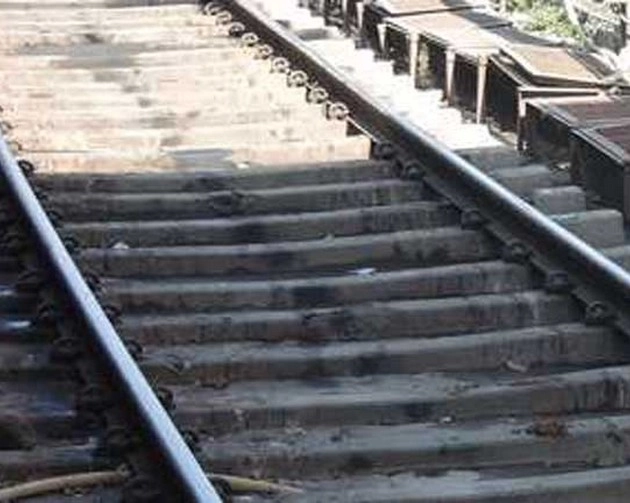 झारखंड में नक्सलियों ने उड़ाया रेलवे ट्रेक, कई ट्रेनें प्रभावित - blast on railway track in Jharkhand