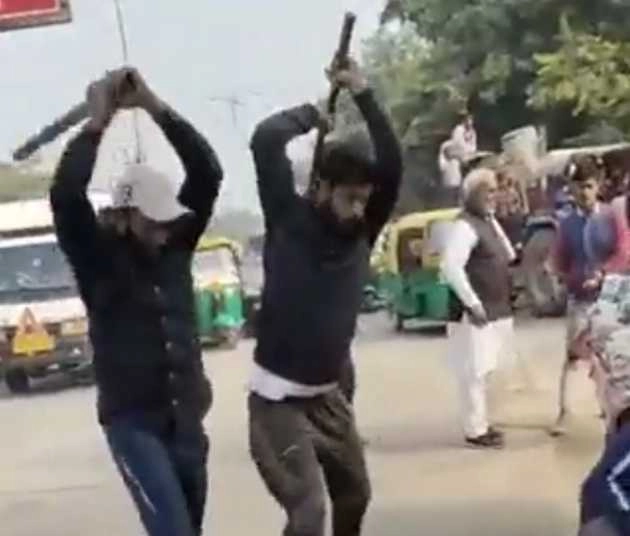 फरीदाबाद में युवक पर हथौड़े से हमला, सोशल मीडिया पर वायरल हुआ वीडियो - haryana faridabad crime news