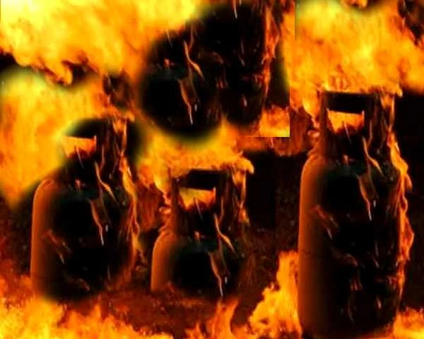 भागलपुर के नवगछिया में 21 सिलेंडरों मे विस्फोट, आसपास के घरों में भी लगी आग - Explosion in 21 cylinders in Navgachhia of Bhagalpur