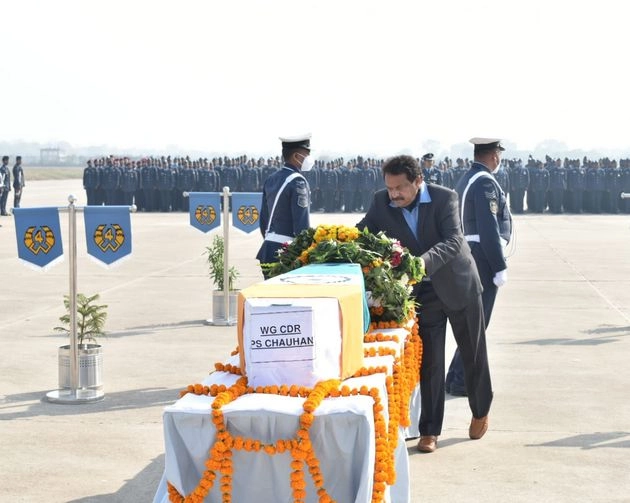 विशेष विमान में आगरा लाया गया शहीद विंग कमांडर का पार्थिव शरीर