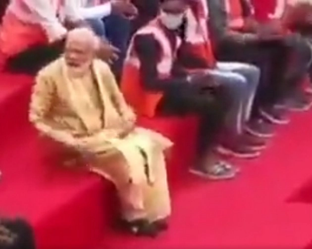 पीएम मोदी ने मजदूरों के साथ बैठने के लिए हटाई कुर्सी, सोशल मीडिया पर वायरल हुआ वीडियो - PM Modi removes chair to sit with labours, video viral