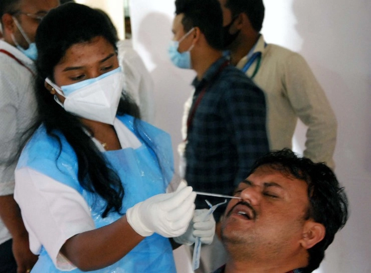 Omicron : देश में लगातार बढ़ रहे ओमिक्रॉन के केस, कर्नाटक में 5 और तेलंगाना में मिले 4 नए मरीज, कुल आंकड़ा 88 पहुंचा - 5 new Omicron cases in Karnataka, 4 more in Telangana; Indias tally now 88