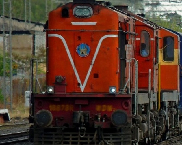 बिहार में यात्री ट्रेन के इंजन में लगी आग, मामले की हो रही है जांच