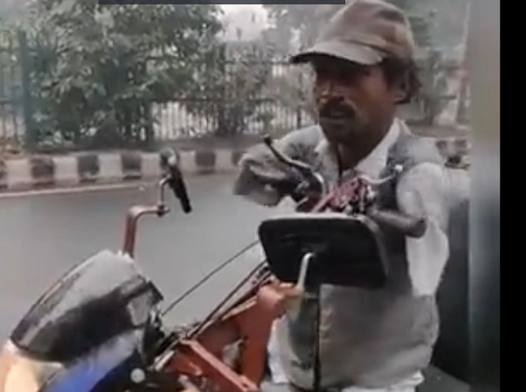 बिना हाथ-पैर शख्स चलाता है रिक्शा, आनंद महिन्द्रा ने वीडियो किया पोस्ट - this man can ride e-rickshaw without hand and foot anand mahindra given special offer to this person