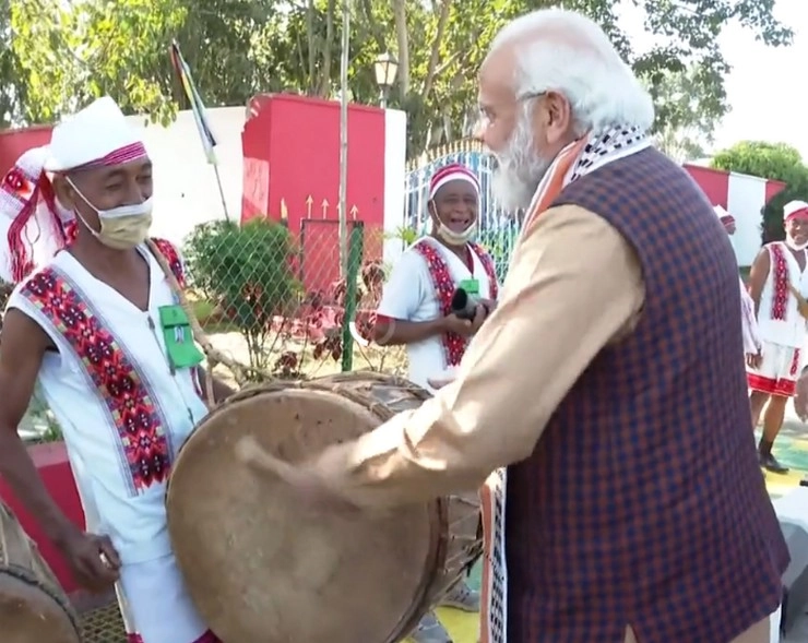 PM मोदी ने बजाया ढोल, वायरल हुआ Video - pm modi plays traditional musical instruments drum during his visit to manipur