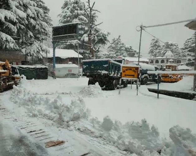 कश्मीर में भारी बर्फबारी, राष्ट्रीय राजमार्ग बंद, उड़ानों पर पड़ा असर
