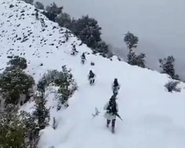 जम्मू -काश्मीर मध्ये बर्फवृष्टीत भारतीय जवान सज्ज, व्हिडीओ व्हायरल