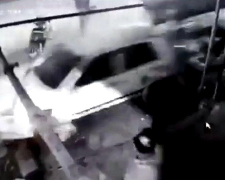 नशे में धुत कार चालक ने लोगों को रौंदा, वीडियो हुआ वायरल