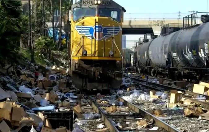 अमेरिका में रेल की पटरियों पर क्‍यों पड़े रहते हैं ये पैकिंग के डि‍ब्‍बे, करोड़ों की चपत का आखि‍र क्‍या है यह मामला - Thieves loot train cargo, America, thieves, incident,