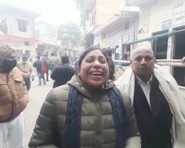 मुजफ्फरनगर : टिकट न मिलने से फूट-फूटकर रोईं कांग्रेस नेत्री मेहराज
