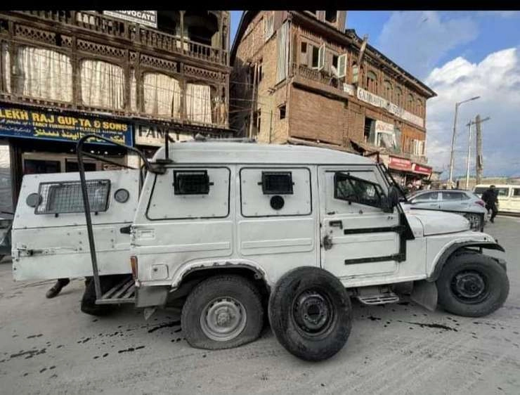 गणतंत्र दिवस की पूर्व संध्या पर श्रीनगर में आतंकियों पुलिस के वाहन पर ग्रेनेड से किया हमला - Grenade attack at Hari Singh High Street in Srinagar, area cordoned off