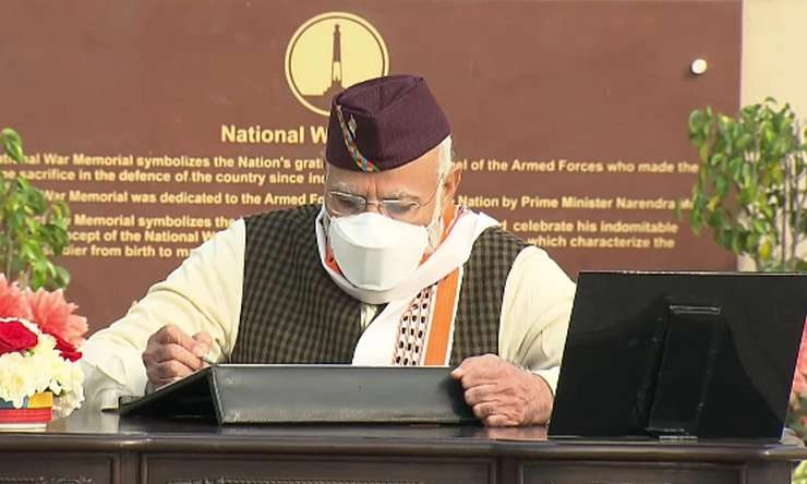साफे की बजाय नेताजी सुभाषचन्द्र बोस की जैसे टोपी पहने नजर आए PM मोदी - PM pays tribute to fallen soldiers at War Memorial, his Netaji styled cap captures netizens attention