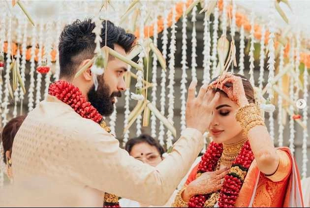 मौनी रॉय ने शेयर की अपनी शादी की खूबसूरत तस्वीरें - mouni roy married to suraj nambiar wedding photos goes viral