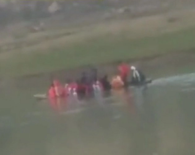 MP के भिंड में बीच नदी में पलटी नाव, वीडियो हुआ वायरल - Boat capsizes in river in MP, video goes viral