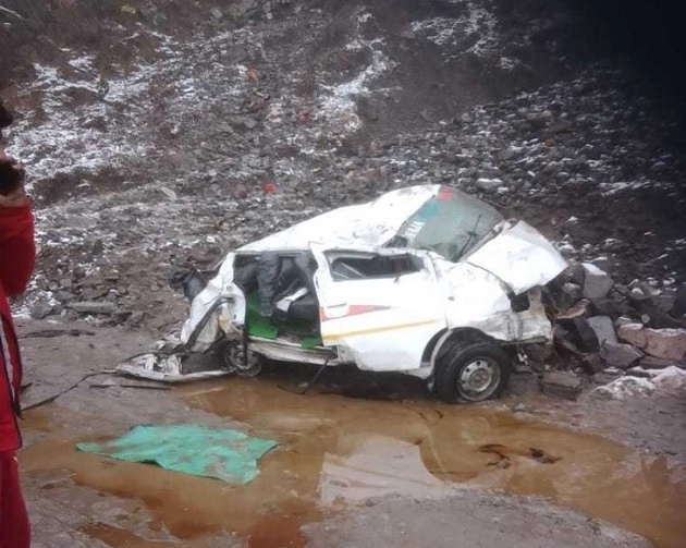 जम्मू के किश्तवाड़ में खाई में गिरी ईको गाड़ी, 5 लोगों की मौत - Vehicle fell into a ditch in Jammu's Kishtwar, 5 killed