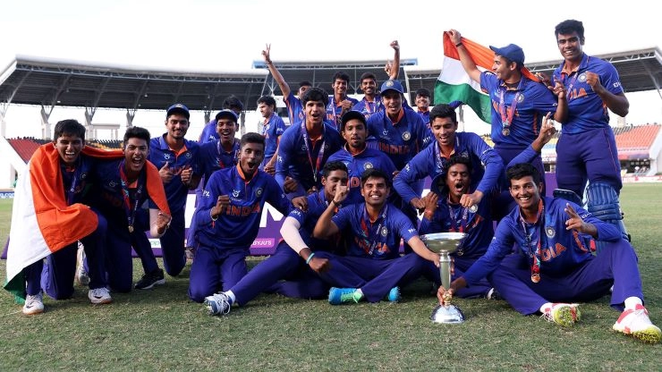 अहमदाबाद के दूसरे वनडे में जूनियर्स ने सीनियर्स को किया चियर , BCCI ने किया वीडियो ट्वीट - Under 19 team cheered for team India in second ODI ahemdabad