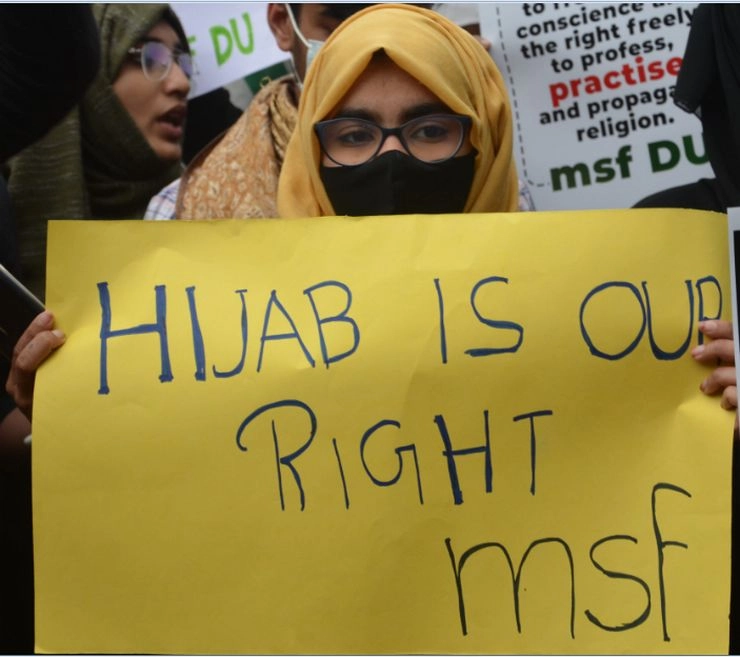 हिजाब विवाद के बीच कर्नाटक में सोमवार से खुलेंगे 10वीं तक के स्कूल, डिग्री कॉलेजों पर फैसला नहीं - school up to class 10 will open  in karnataka from monday amid hijab controversy degree colleges later