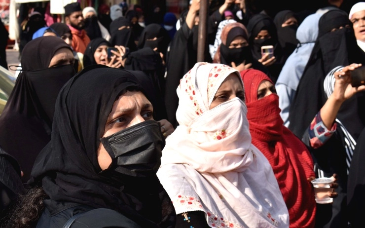 अलीगढ़ में हिजाब पर हंगामा, ITI कॉलेज में भगवा पहन किया बुर्के का विरोध और नारेबाजी - hijab in Aligarh, protest against burqa wearing ITI aligharh
