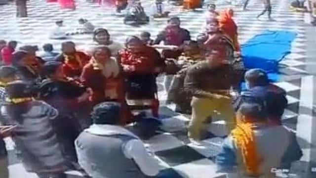 मंदिर में दरोगा की दबंगई, पुजारी को मार दिया थप्पड़ - Inspector slapped priest in Mathura temple