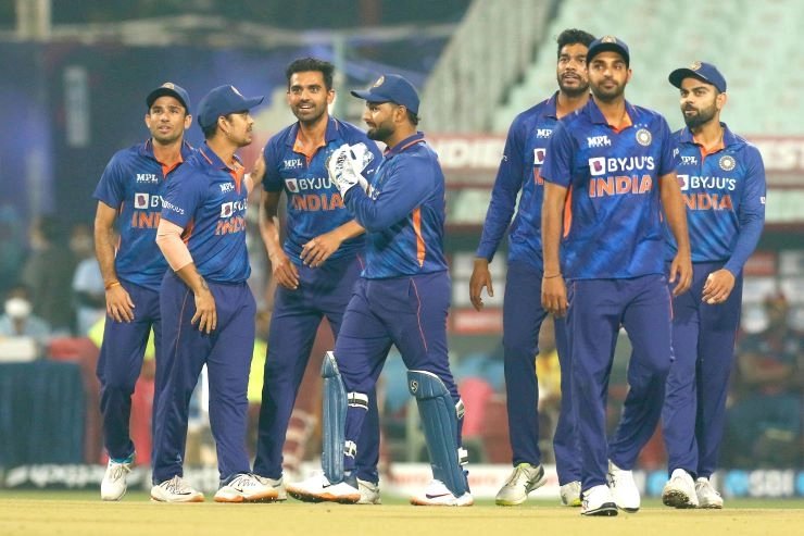जीत के साथ टीम इंडिया के लिए आई बुरी खबर, यह 2 खिलाड़ी हुए चोटिल - Deepak Chahar and Venkatesh Iyer injured in first T20I