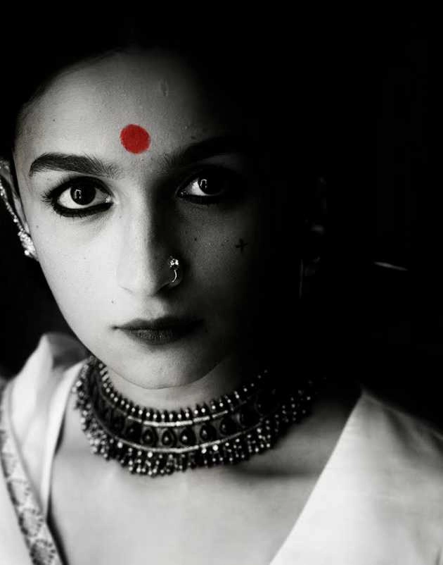 फिल्म 'गंगूबाई काठियावाड़ी' से आलिया भट्ट के दमदार लुक, माफिया क्वीन का निभा रहीं किरदार - film gangubai kathiawadi alia bhatt looks