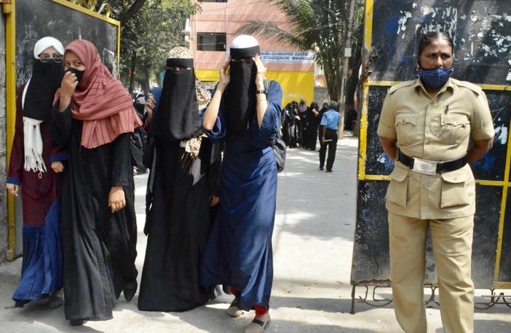 Hijab Row : अब अलीगढ़ के कॉलेज पहुंचा हिजाब विवाद, कॉलेज प्रशासन ने किया बैन - hijab row hijab controversy reached college of aligarh administration put ban