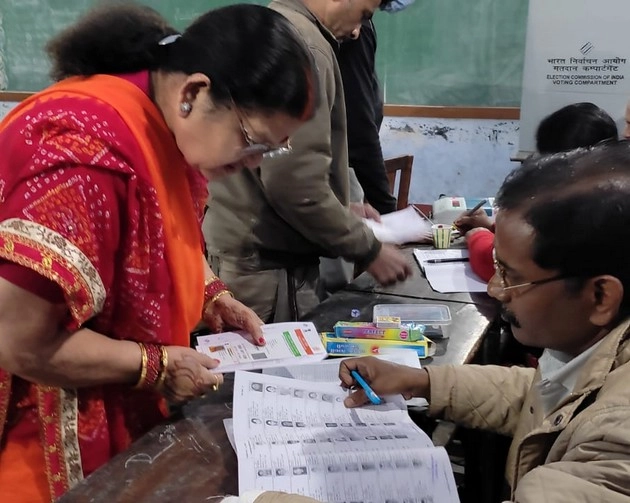 कानपुर मेयर की मतदान करते हुए फोटो वायरल, चुनाव आयोग गाइड लाइन की उड़ाई धज्जियां, FIR दर्ज - Photo of Kanpur mayor voting gets viral, FIR