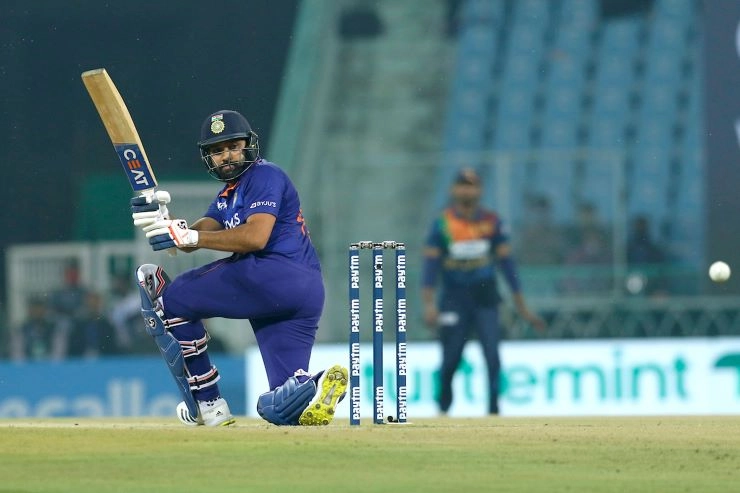 9 चौके 3 छक्के, 67 गेंदो में 83 रन बनाकर हुई कप्तान हिटमैन की वापसी - Rohit Sharma slams captains knock in his comeback match against Srilanka