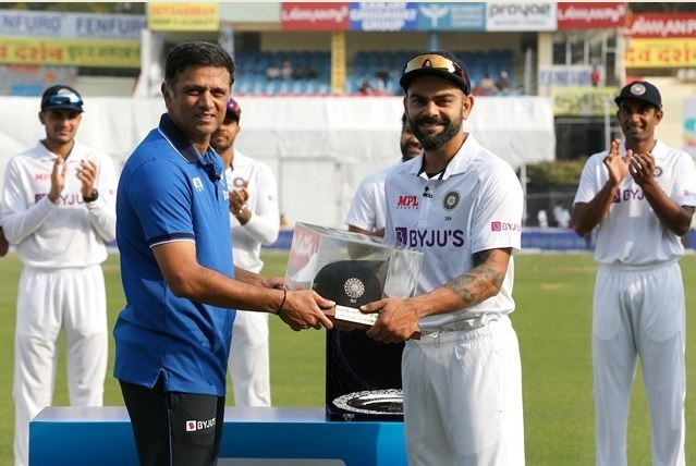 द्रविड़ ने थमाई कोहली को 100वीं टेस्ट कैप, सचिन तक पहुंचने का दिया आदेश (वीडियो)