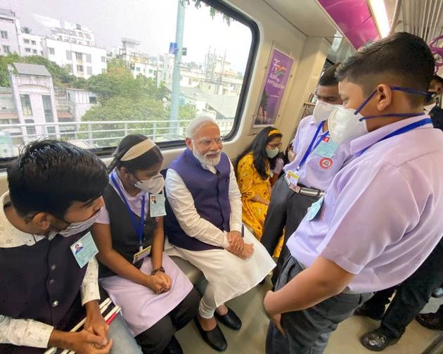 पंतप्रधान मोदींनी पुण्याला मेट्रो रेल्वेची भेट दिली, विद्यार्थ्यांसह प्रवासाचा आनंद घेतला