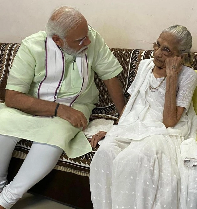 प्रधानमंत्री मोदी अपनी मां से मिले, साथ खाना खाया और लिया आशीर्वाद - PM Narendra Modi meets his mother in Gujarat
