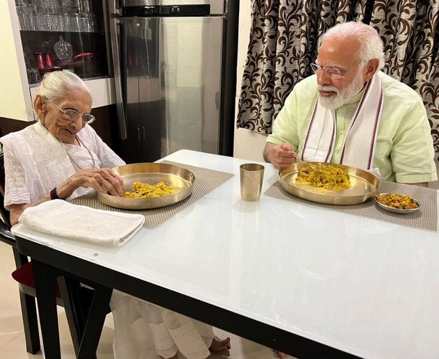 पंतप्रधान नरेंद्र मोदींनी दोन वर्षांनी आईची भेट घेतली, आईसह जेवण केले