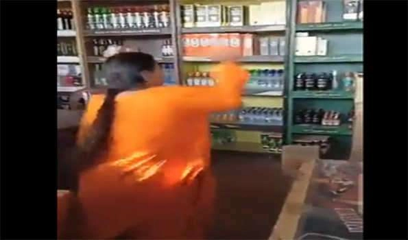 शराबबंदी के लिए उमा भारती की पत्थरबाजी, देखें वीडियो - former madhya pradesh chief minister uma bharti ransacked the liquor shop watch video
