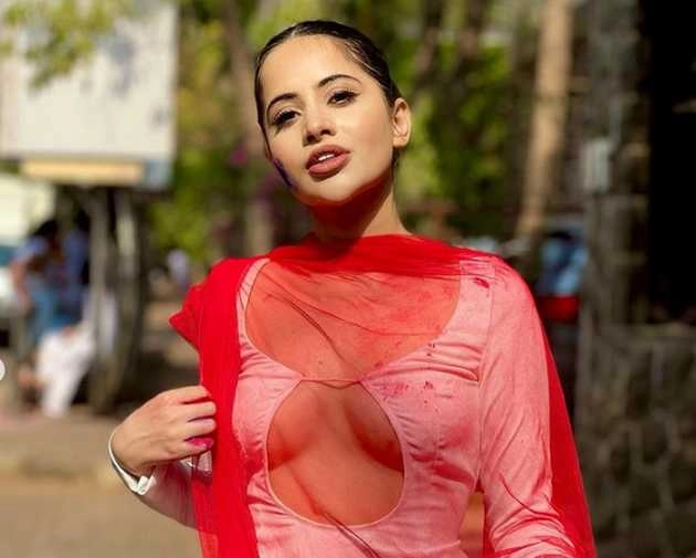 उर्फी जावेद ने फैंस को इस अंदाज में दी होली की बधाई, ड्रेस देखकर यूजर्स बोले- छुपाना भी नहीं आता... | urfi javed shares her photos in front cut out kurta on holi get troll