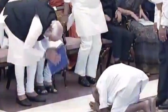 Viral Video : 125 साल के योग गुरू के सामने पीएम मोदी भी हुए नतमस्तक, राष्ट्रपति रामनाथ कोविंद ने किया पद्म श्री से सम्मानित - viral Video of yoga Guru shivanand