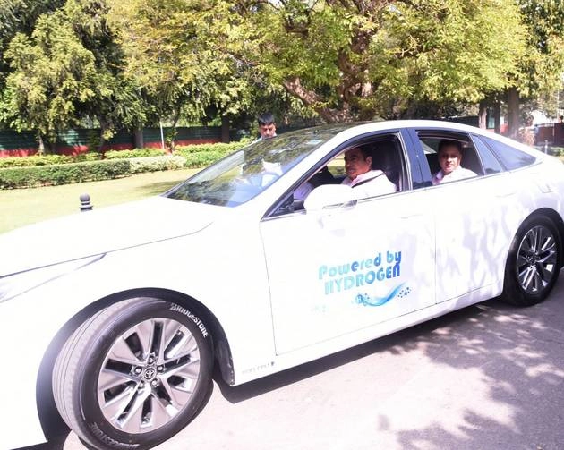सामने आई भारत की पहली हाइड्रोजन कार, 2 रुपए प्रति किमी से चलने वाली कार में गडकरी पहुंचे संसद - Nitin Gadkari in Hydrogen car