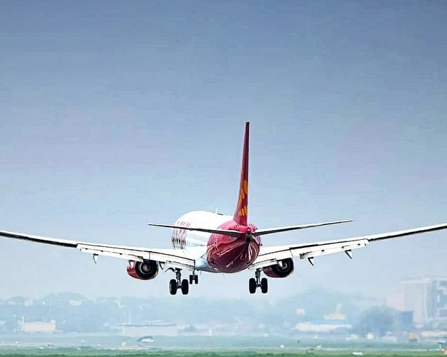 5000 फीट की ऊंचाई पर स्पाइस जेट के विमान से निकला धुआं, इमरजेंसी लैंडिंग - Jabalpur-bound SpiceJet flight returns to Delhi