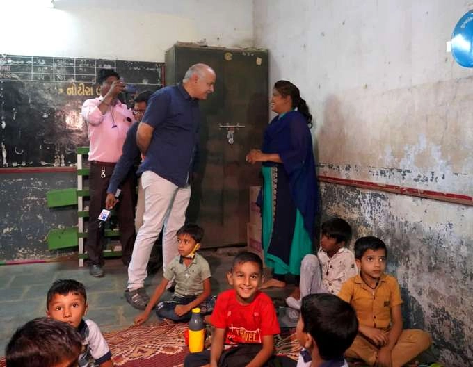 मोदी जी! गुजरात के स्कूलों में न टॉयलेट हैं न ही डेस्क, मनीष सिसोदिया का तंज - No toilet nor desk in Gujarat schools: Manish Sisodia