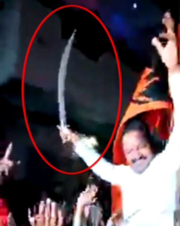 नीमच में भाजपा जिलाध्यक्ष पाटीदार ने लहराई तलवार - BJP District President Patidar waved sword in Neemuch