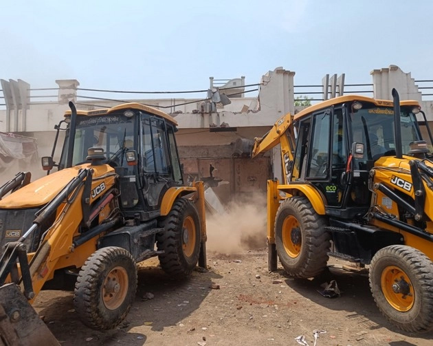दिल्ली में फिर चला बुलडोजर, अवैध निर्माण हटाया - bulldozer in Delhi